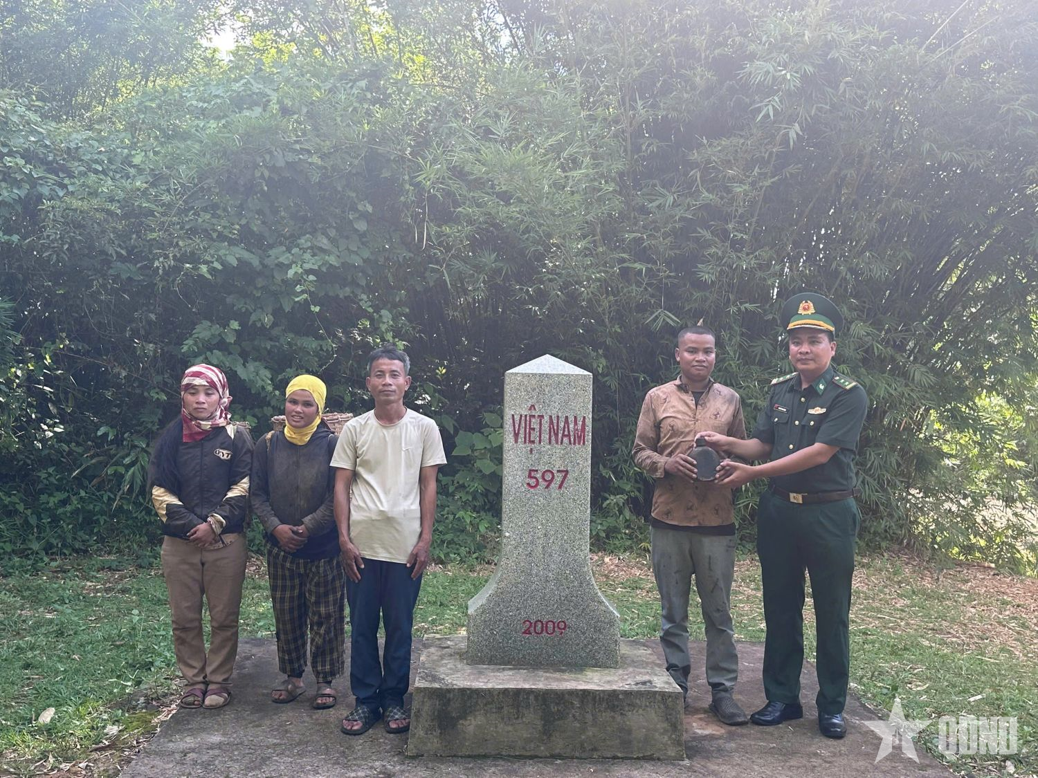 Xác minh thông tin mộ liệt sĩ tại khu vực biên giới huyện Sê Pôn, tỉnh Savannakhet (Lào)  

